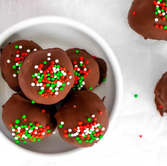 No Bake Holiday Oreo Truffles | Holiday No-Bake Dessert Idea