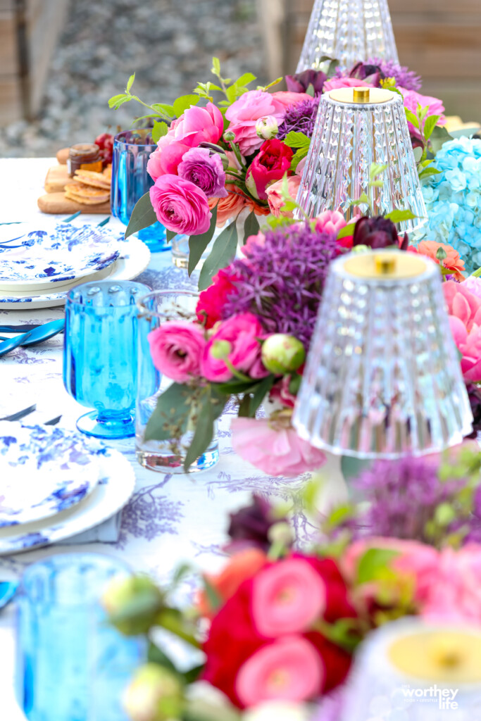 table lamps on summer outdoor tablescape