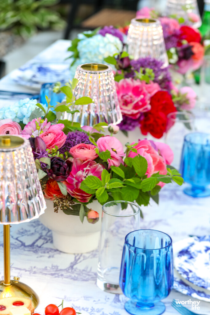 Summer tablescape idea with blue plates and flowers